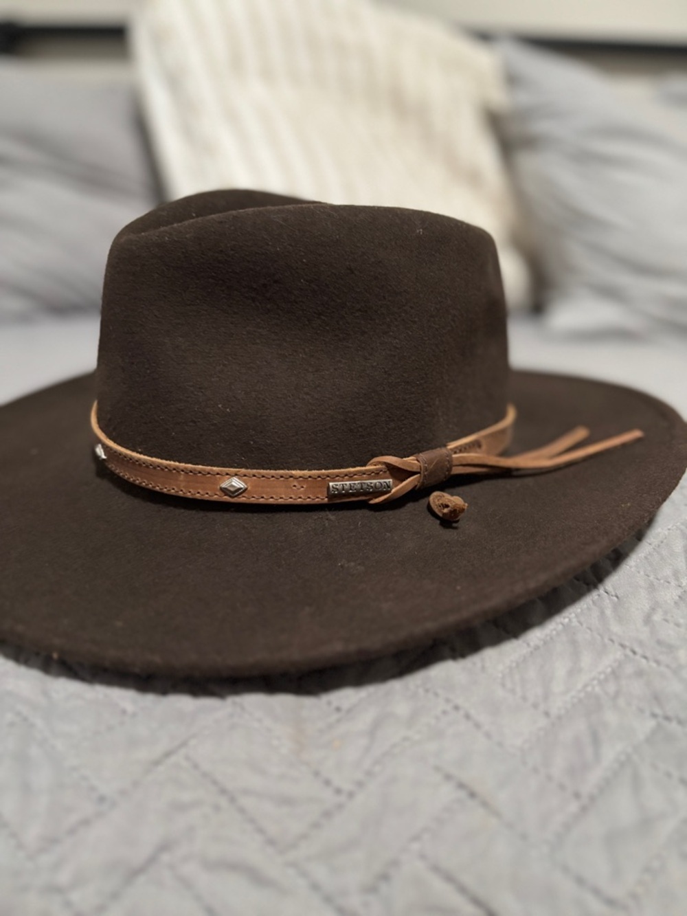 Stetson 100% wool crushable Men's Dark Brown Felt Western Hat with Leather Band - Picture 2 of 6
